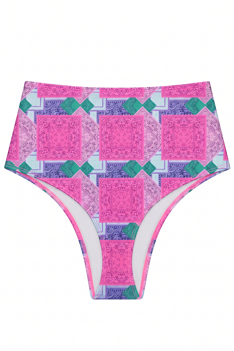 Bombacha bikini tiro alto de mujer vista trasera con estampado tipo bandana multicolor y cobertura media