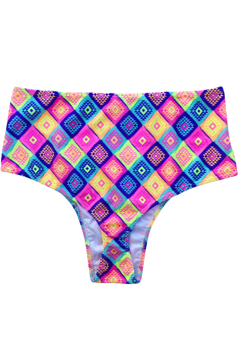 Bombacha bikini tiro alto estampada de mujer vista trasera con diseño tribal de rombos coloridos y cobertura media
