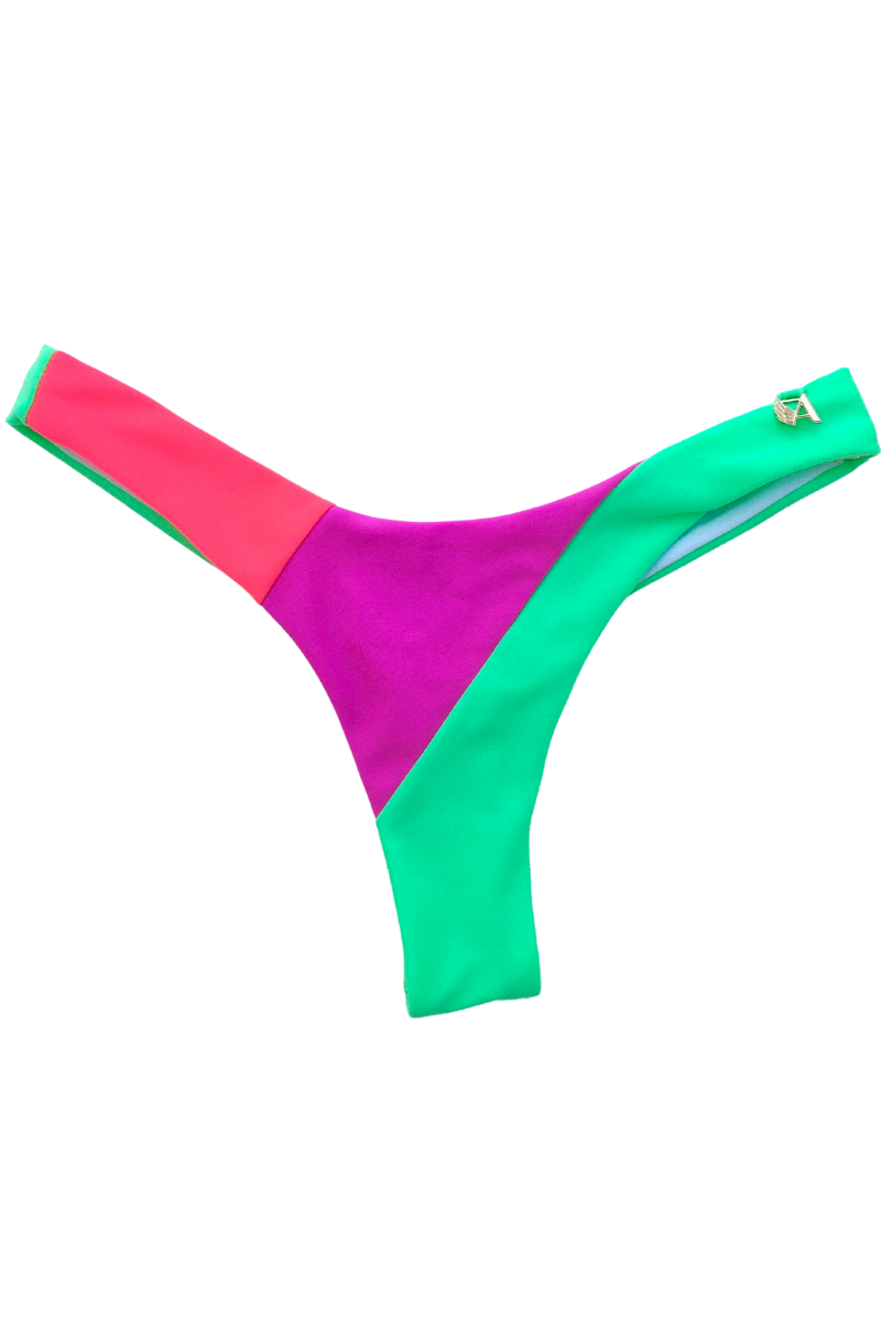 Bombacha de bikini colaless cavada con diseño tricolor en bloques de color verde neón, fucsia y naranja con pin de marca.