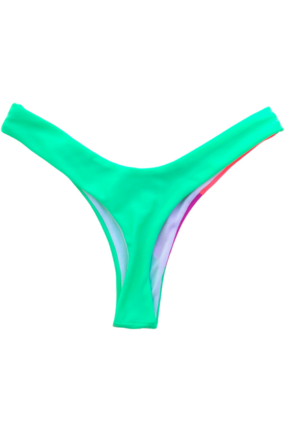 Bombacha de bikini brasileña tiro bajo en color verde neón liso con corte de pierna muy cavado para un calce premium de verano.