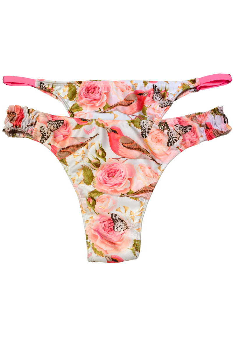 Bombacha de bikini colaless alita variante Frunce cola  less con laterales elásticos fruncidos y diseño floral romántico.