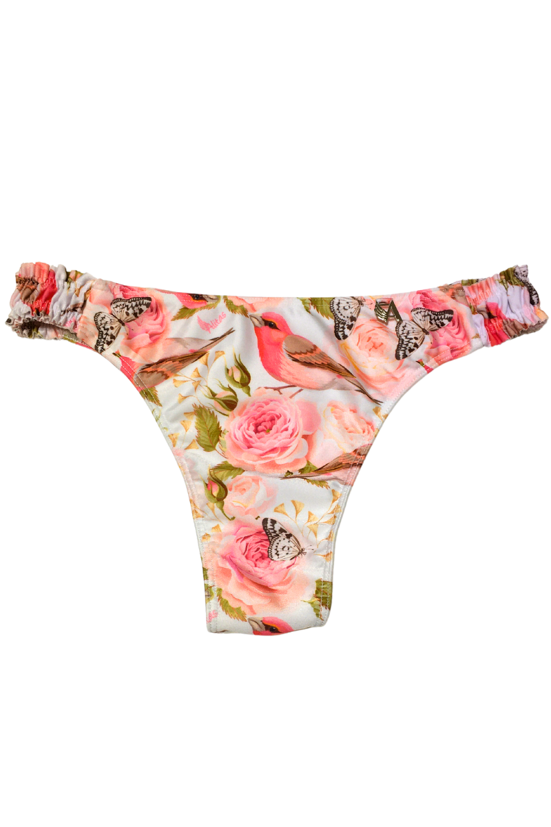 Bombacha de bikini colaless alita variante Frunce cola  less con laterales elásticos fruncidos y diseño floral romántico.