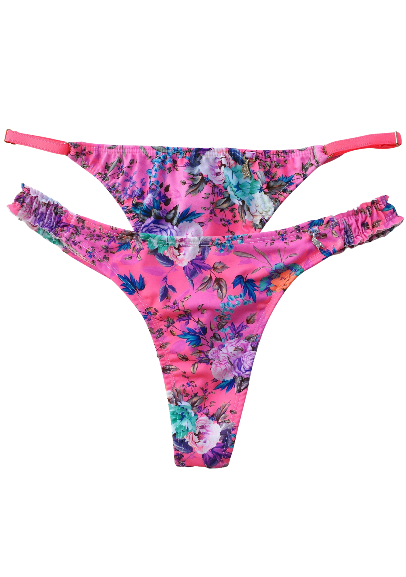 Dos opciones de bombacha de bikini colaless color rosa con estampado de flores moradas y verdes, una de ellas con tiras regulables.
