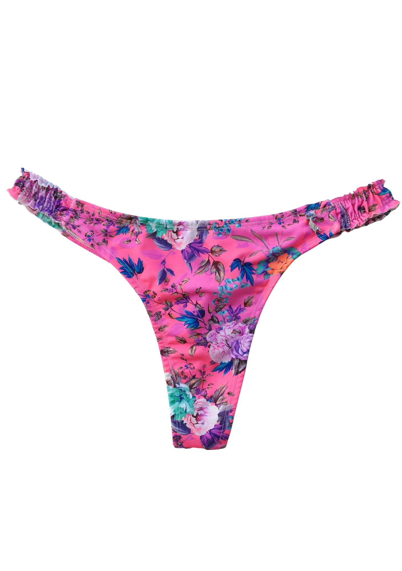 Bombacha de bikini brasileña rosa con estampado floral, corte cavado y diseño de laterales anchos fruncidos para el verano.
