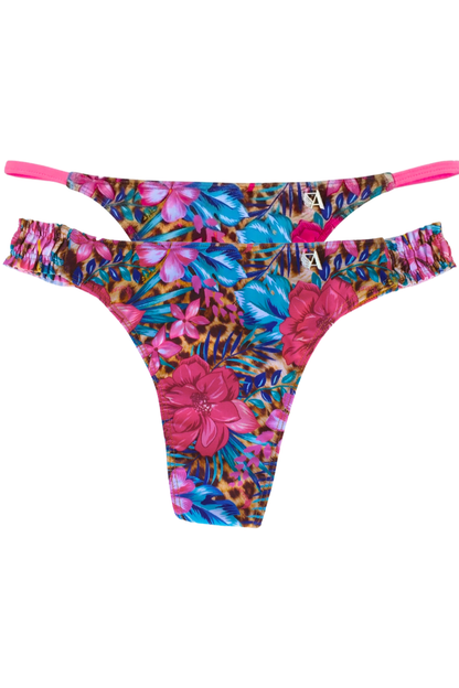 Variantes de bombachas Chiara Africa de Alitas Bikinis. Diseño que combina animal print de leopardo con flores en tonos rosa y fucsia. Incluye modelos Regulable Less con tiritas negras y Frunce Cola Less o Vedetina con laterales que no marcan.