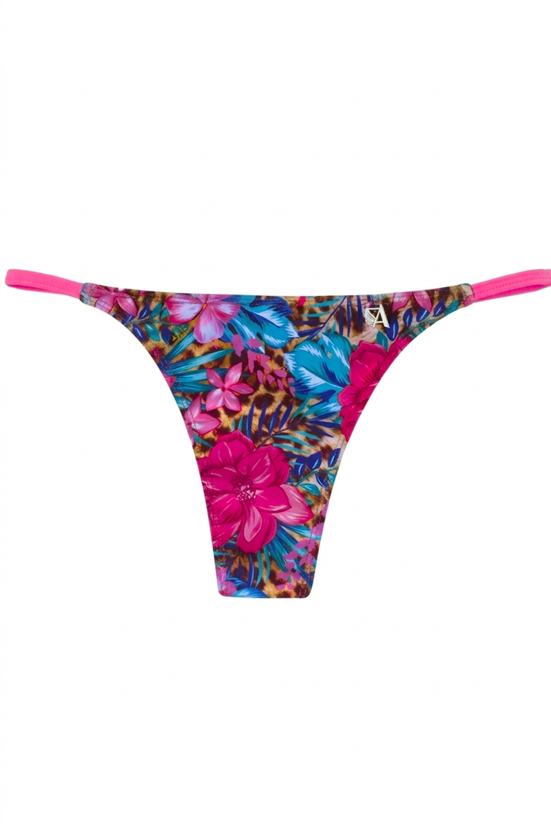Bombacha Chiara Africa Regulable Cola Less de Alitas Bikinis. Bikini colaless con mix de animal print y flores, tiritas laterales negras ajustables y herrajes plateados para un calce a medida sobre fondo blanco.