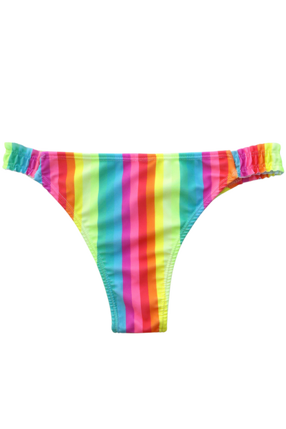 Bombacha bikini vedetina con laterales fruncidos y diseño a rayas arcoíris de mujer con aplique metálico