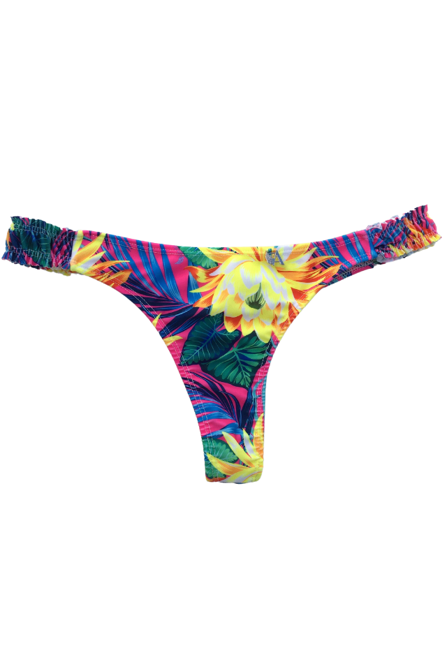 Bombacha de bikini colaless cavada con estampado tropical de flores amarillas y hojas verdes sobre fondo fucsia y azul vibrante.