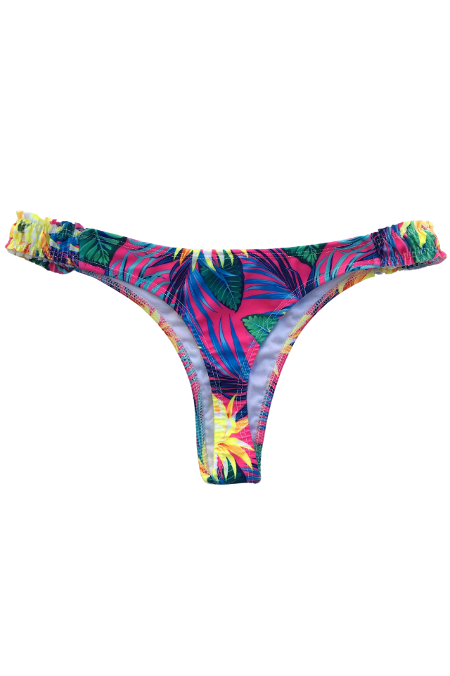 Bombacha de bikini brasileña con diseño botánico multicolor y laterales elásticos fruncidos, ideal para un look de playa premium.