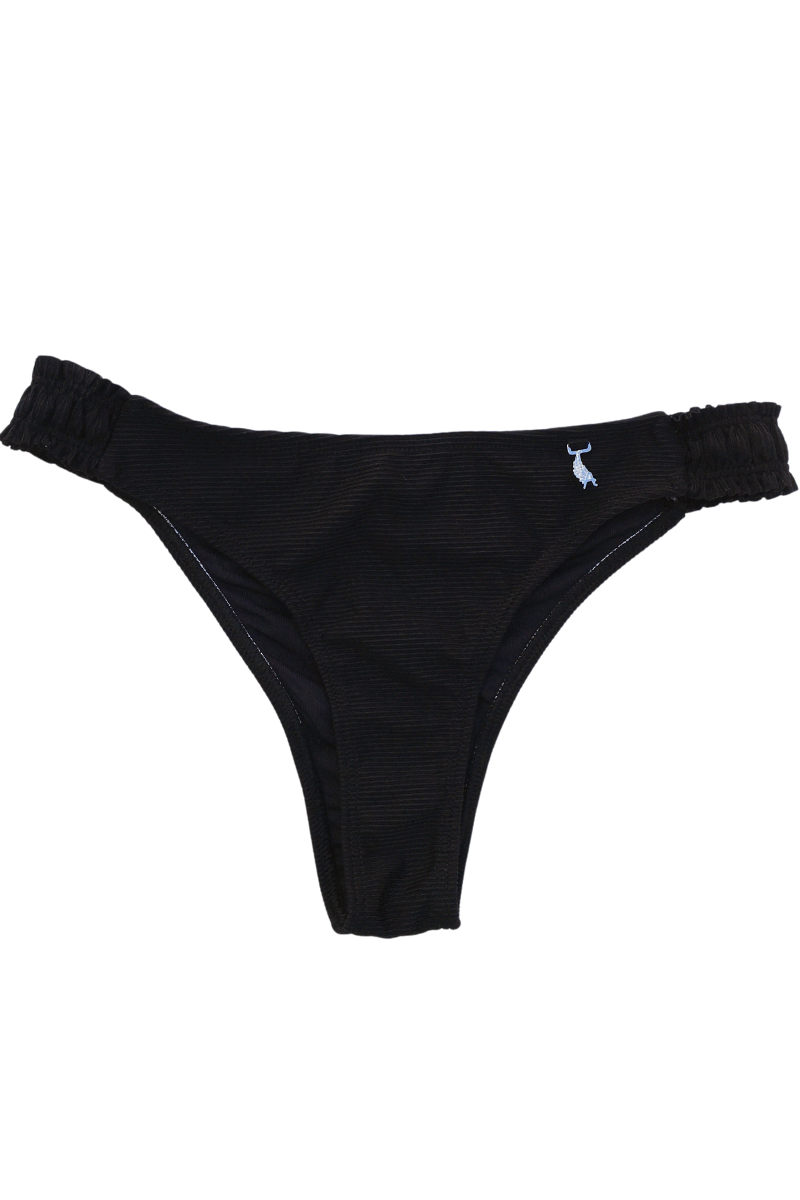 Vista trasera detallada de la Bombacha Loli Black Frunce Vedetina de Alitas Bikinis. Bikini de cobertura media con textura morley en color negro liso. Posee laterales elásticos fruncidos que no marcan sobre fondo blanco.