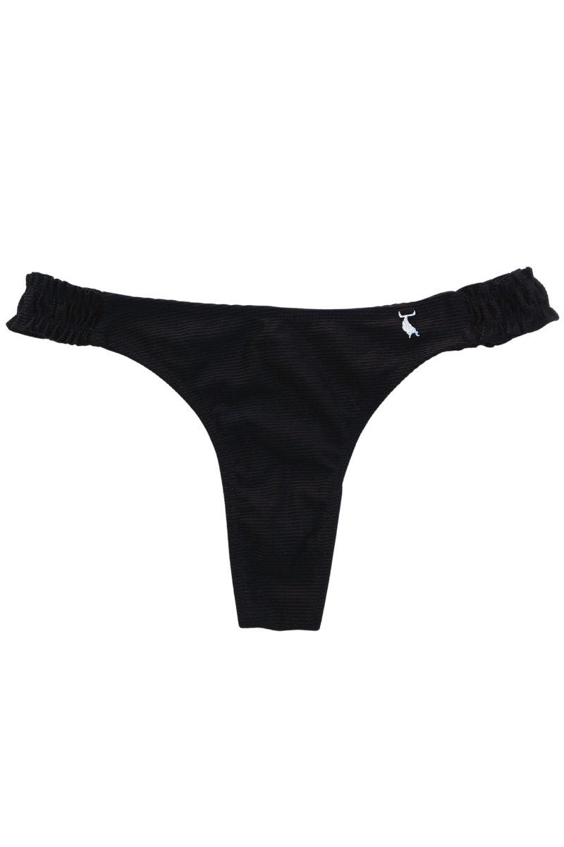 Vista frontal detallada de la Bombacha Loli Black Frunce Cola Less de Alitas Bikinis. Bikini de cobertura media con textura morley en color negro liso. Posee laterales elásticos fruncidos que no marcan para un calce cómodo sobre fondo blanco.