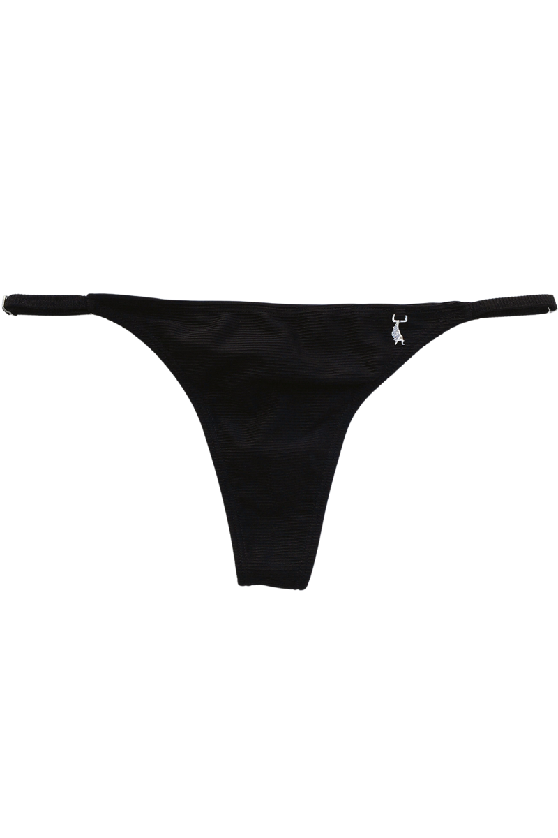 Vista lateral detallada de la Bombacha Loli Black Regulable Cola Less de Alitas Bikinis. Bikini de cobertura media con textura morley en color negro liso, resaltando las tiritas ajustables y los herrajes plateados sobre fondo blanco.