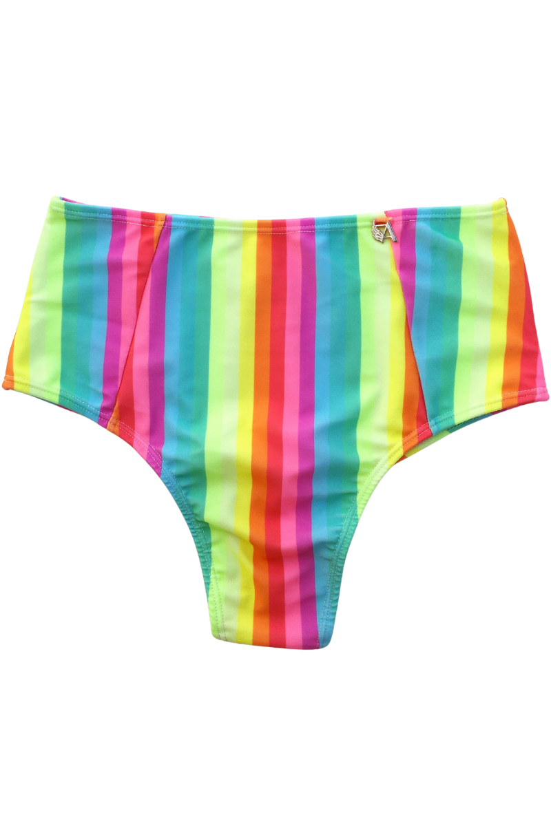 Bombacha bikini tiro alto multicolor con estampado de rayas verticales arcoíris de mujer con dije metálico